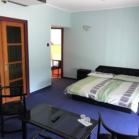 Kőrös Hotel Kiskoros Kültér fotó