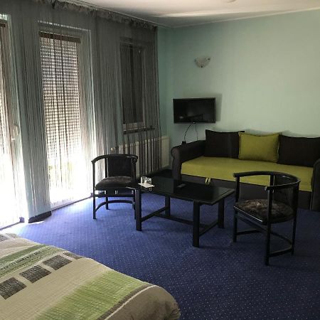 Kőrös Hotel Kiskoros Kültér fotó