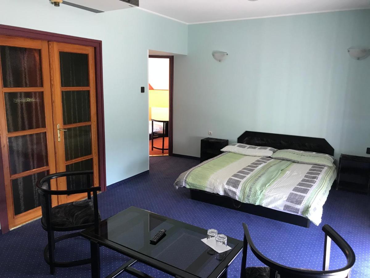Kőrös Hotel Kiskoros Kültér fotó