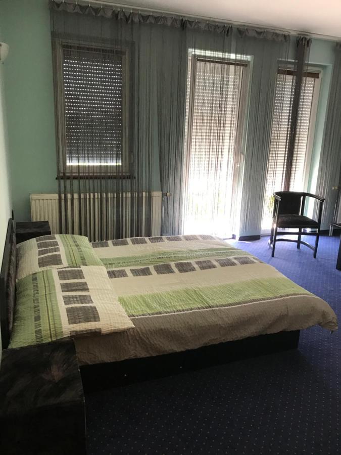 Kőrös Hotel Kiskoros Kültér fotó