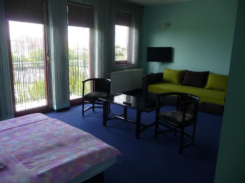 Kőrös Hotel Kiskoros Kültér fotó