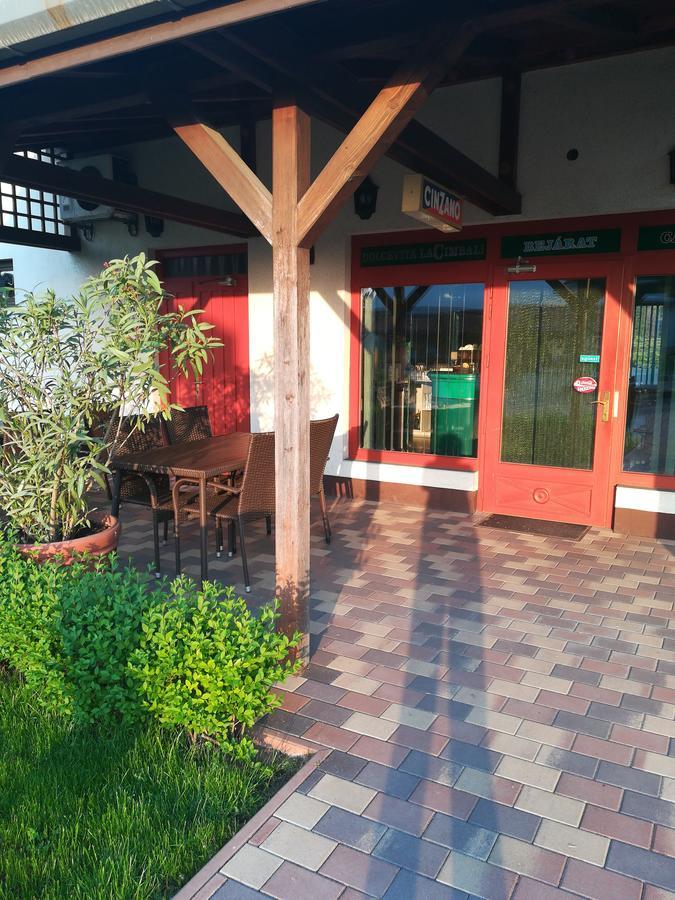 Kőrös Hotel Kiskoros Kültér fotó