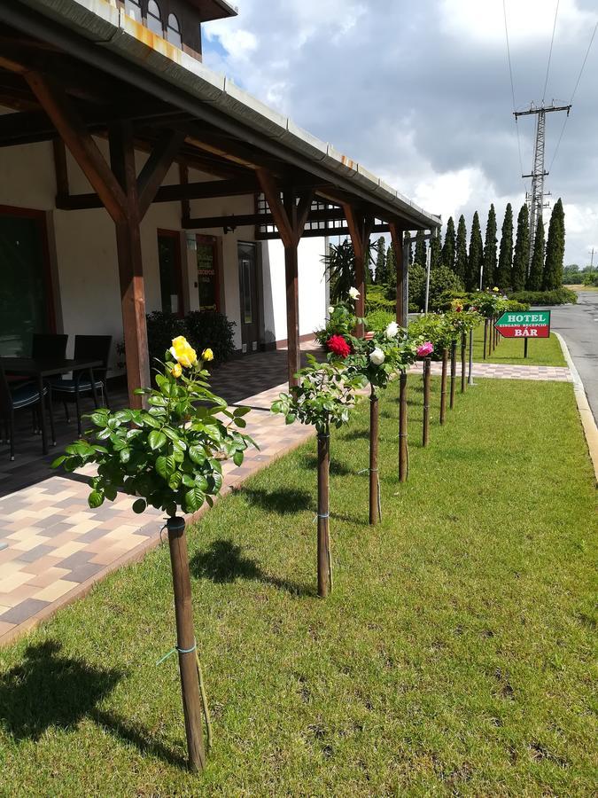 Kőrös Hotel Kiskoros Kültér fotó